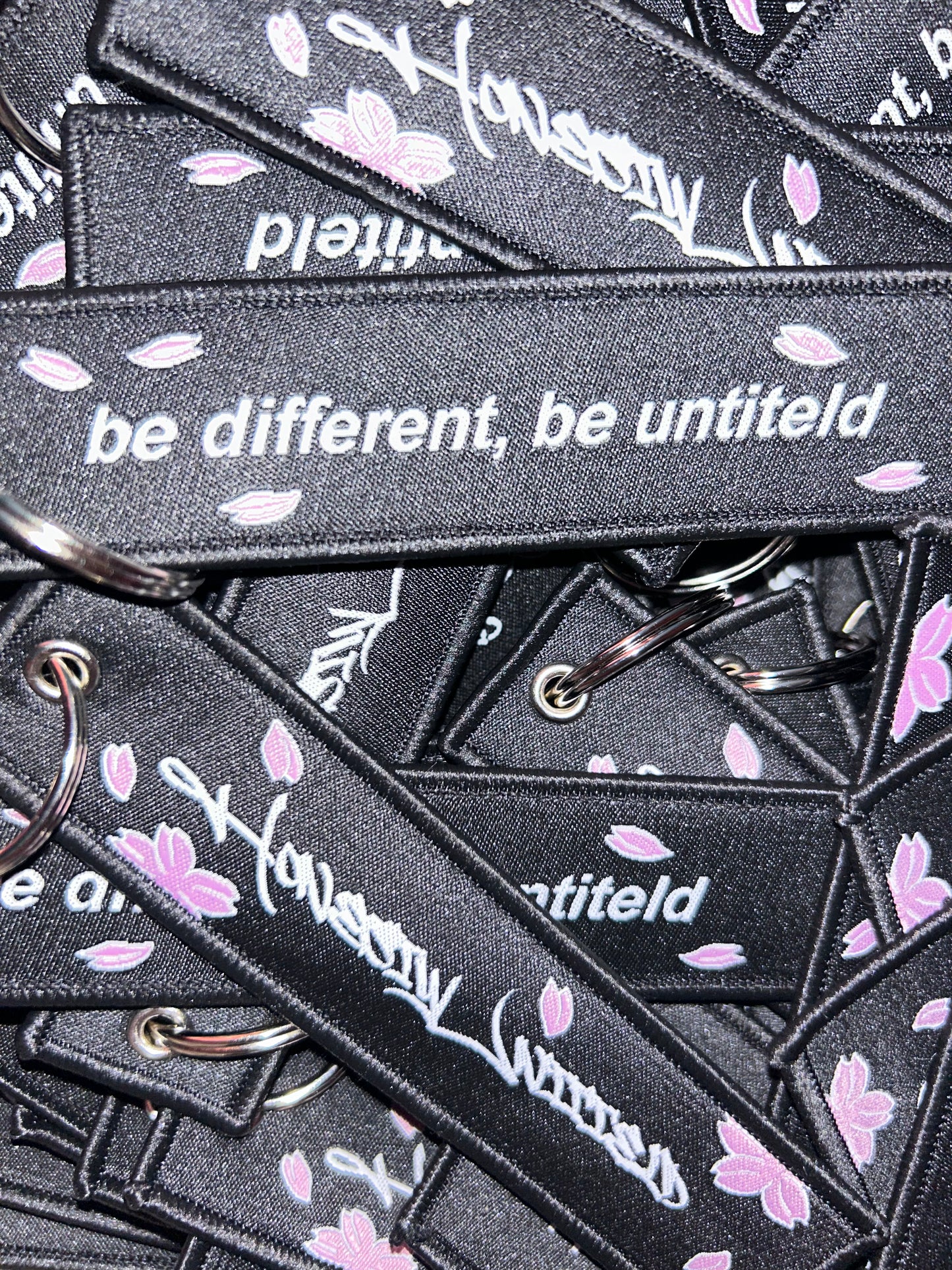 BE DIFFERENT, BE UNTITELD. FLIGHT TAG